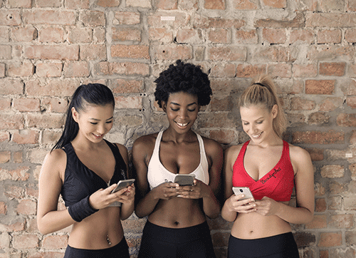 gym members texting fitness trainers using getLouie platform